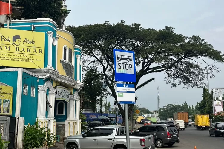 Pemberhentian bus Transjabodetabek di Sentul, Kabupaten Bogor yang belum miliki halte. (Riza)