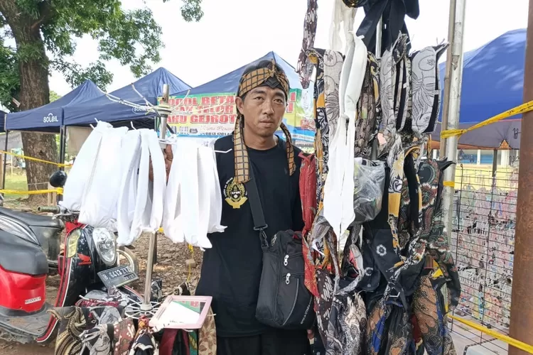 Penjual Totopong asal Karawang, Asep saat menjajakan dagangannya di Lapangan Irekap, Cilodong, Kota Depok tempat Dedi Mulyadi menggelar program Abdi Nagri Nganjang ka Warga, Sabtu, 5 Juli 2025.&lrm; (Ali)