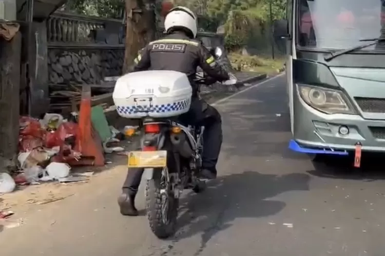 Personel Satlantas Polres Bogor saat melakukan pengawalan darurat ibu hamil yang terjebak one way Puncak Bogor, Sabtu, 5 Juli 2025. (Polres Bogor)