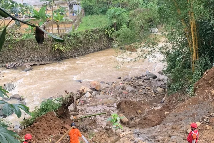 Pencarian korban hilang di Kampung Ciletuh, Desa Cipayung Girang, Kecamatan Megamendung, Kabupaten Bogor. (Riza)
