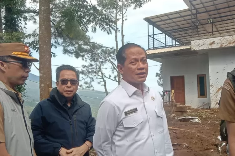Menteri LH, Hanif Faisol meninjau lokasi bencana yang terjadi di kawasan Puncak Bogor. 