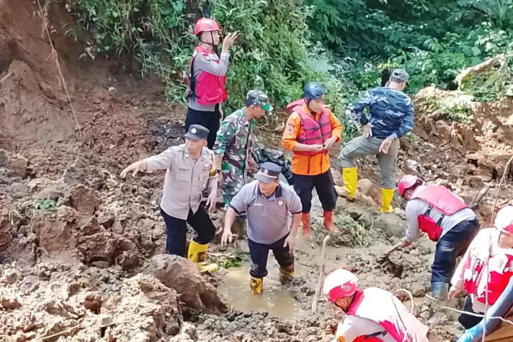 Pencarian Korban hilang saat longsor di Kampung Ciletuh RT 04/01, Desa Cipayung Girang, Kecamatan Megamendung, Kabupaten Bogor. (Rizal)