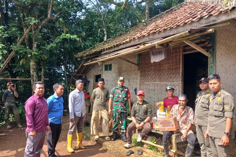 Momen penyerahan bantuan dan kerja bakti menangani pohon tumbang yang menimpa rumah warga. (Anto Metropolitan)