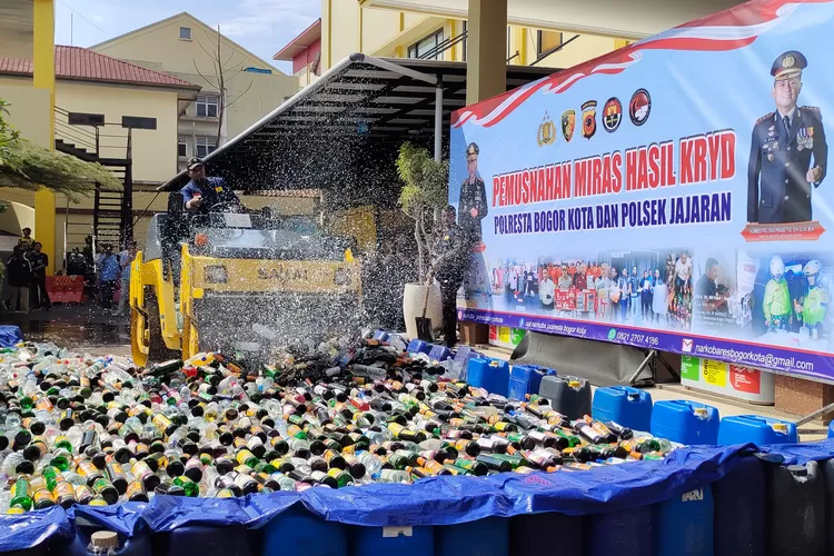 Pemusnahan miras di halaman Polresta Bogor Kota, Selasa, 8 Juli 2025. (Opik)