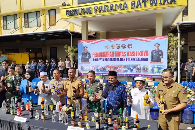 Pemusnahan miras di halaman Polresta Bogor Kota, Selasa, 8 Juli 2025. (Opik)