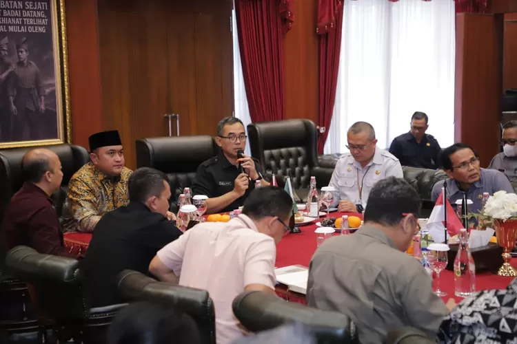 Rapat percepatan penataan kawasan Puncak Bogor di Pendopo Bupati, Cibinong, Kabupaten Bogor, Selasa, 8 Juli 2025 malam. (Diskominfo)