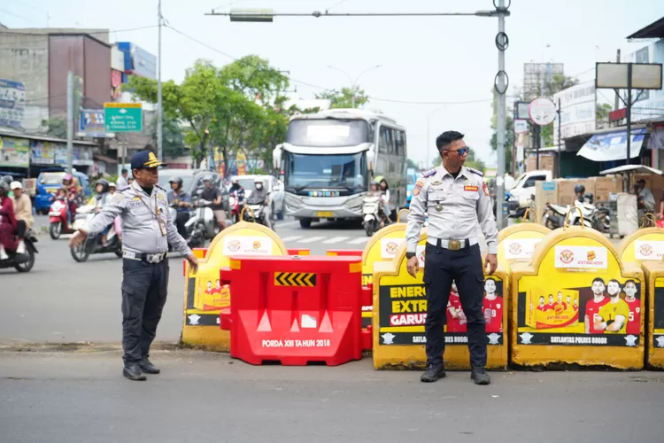 Uji coba pengaktifan kembali traffic light di Simpang Pasar Cibinong, Kabupaten Bogor, Selasa, 8 Juni 2025. (Diskominfo)