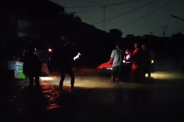 BPBD Kabupaten Bogor saat mengevakuasi warga terdampak banjir di Kecamatan Klapanunggal, beberapa waktu lalu. (Diskominfo)