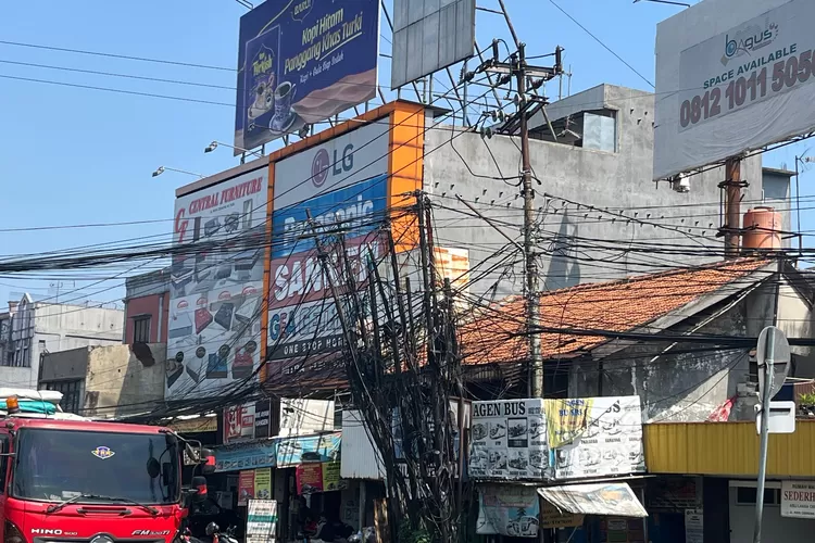 Kabel semrawut di sekitar Flyover Cibinong, Kabupaten Bogor. (Riza)