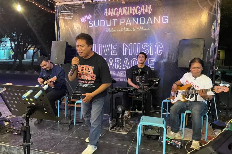 Live music di angkringan Sudut Pandang Kota Depok, Kamis, 10 Juli 2025 malm. (Ali)