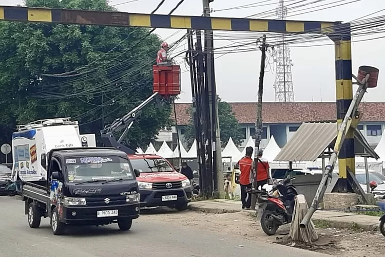 Dishub Kabupaten Bogor saat memperbaiki portal pembatas truk tambang Jalan Moh Toha, Desa Parungpanjang, Kecamatan Parungpanjang, Jumat, 11 Juli 2025. (Mulya Diva)