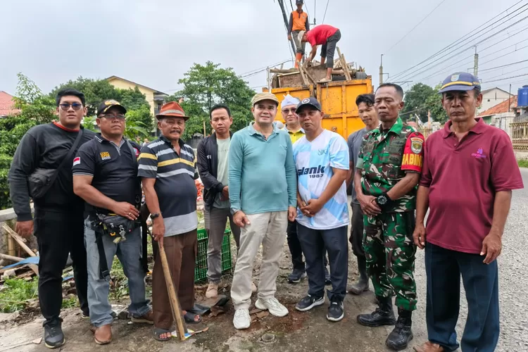 Jajaran Kecamatan Cipayung dan Kelurahan Ratujaya usai melakukan penanaman pohon.  (Ali Metropolitan)