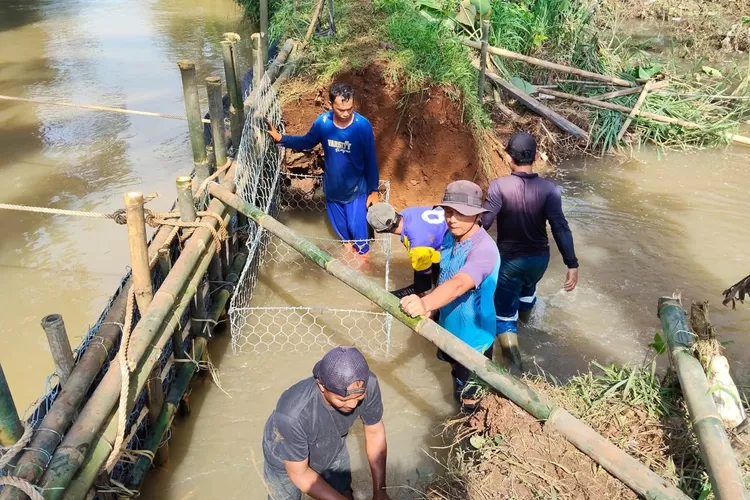 Perbaikan tanggul jebol yang akibat banjir hingga merendam ratusan tambak ikan di Ciseeng, Kabupaten Bogor. (Diskominfo)