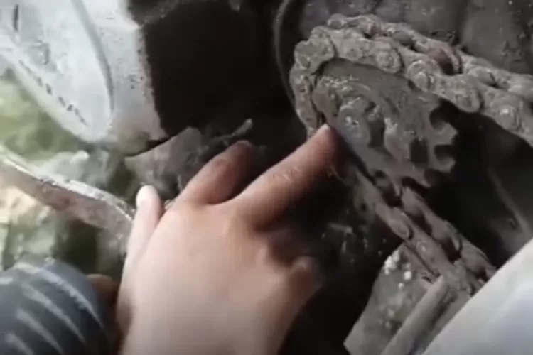 Jari bocah di Parungpanjang, Kabupaten Bogor terjepit rantai motor. (Tangkapan layar)