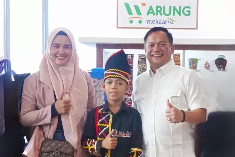 Direktur Utama PNM Arief Mulyadi bersama penari pacu jalur yang viral dengan tarian aura farming Rayyan Arkan Dikha dan ibunya yang merupakan nasabah PNM Mekaar (Ist)