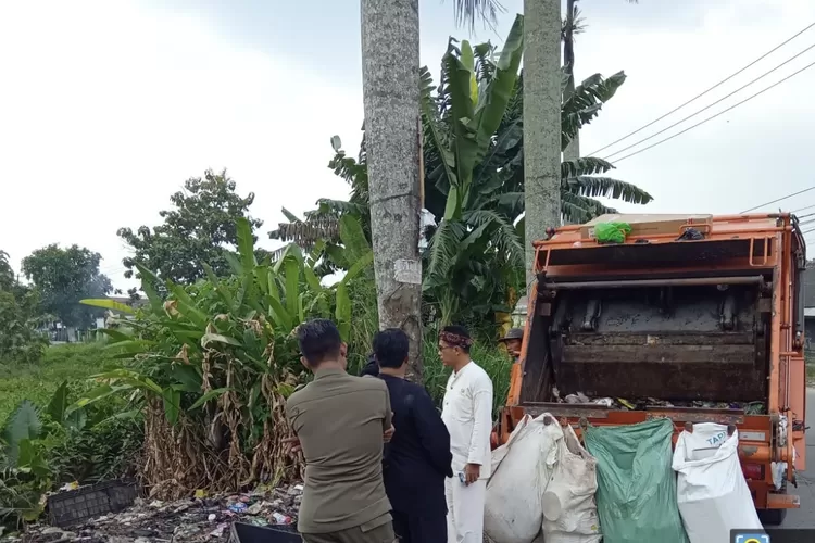 DLH Kabupaten Bogor saat operasi sampah liar di Cigudeg dan Tenjo, Jumat, 11 Juli 2025. (Diskominfo)