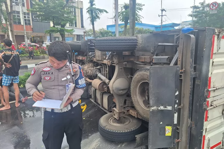 Truk terguling di Jalan Tegar Beriman, Kecamatan Cibinong, Kabupaten Bogor, Senin, 14 Juli 2025. (Polres Bogor)
