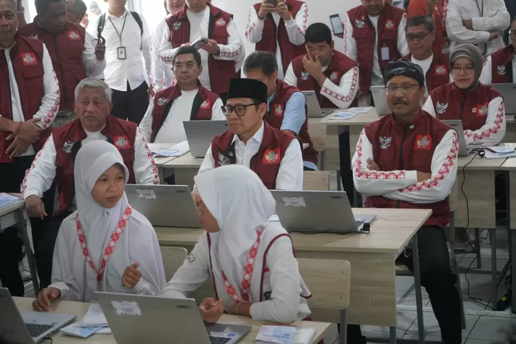 Mensos Saifullah Yusuf dan Menko Bidang Pemberdayaan Masyarakat Muhaimin Iskandar saat memantau MPLS&nbsp;di Sekolah Rakyat Sentra Terpadu Inten Soeweno Karadenan, Kecamatan Cibinong, Kabupaten Bogor, Senin, 14 Juli 2025. (Arifin - Metropolitan)