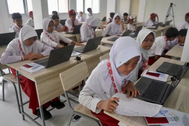 Murid Sekolah Rakyat di Sentra Terpandu Intan Soeweno Karadenan, Cibinong, Kabupaten Bogor mulai mengikuti pembelajaran di hari pertama sekolah, Senin, 14 Juli 2025. (Arifin - Metropolitan)