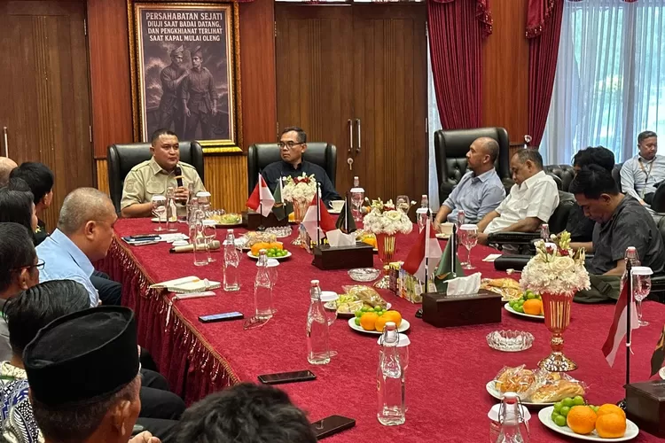 Bupati Bogor Rudy Susmanto saat rakor bersama membahas rencana strategis penghijauan dan penanaman pohon di kawasan perkotaan di Pendopo Bupati, Selasa, 15 Mei 2025. (Diskominfo)