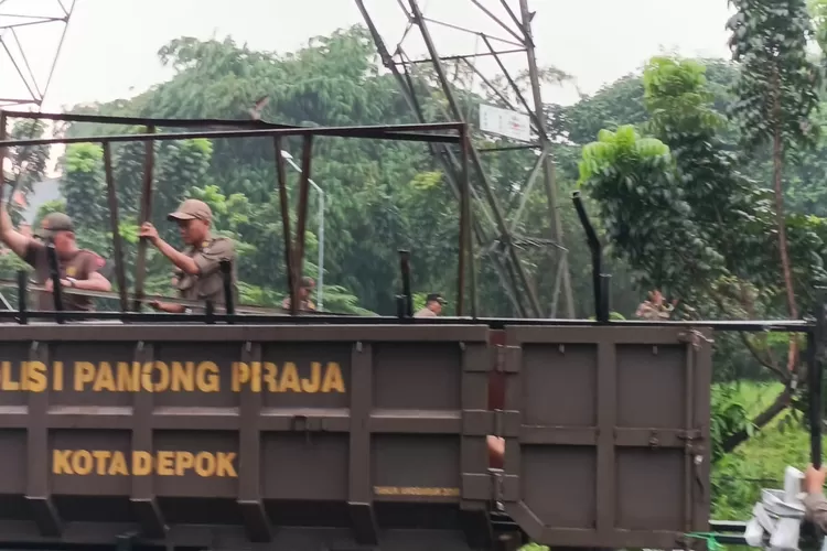 Satpol PP Kota Depok menertibkan PKL hingga baliho liar di sekitar GDC, Selasa, 15 Juli 2025. (Ali)