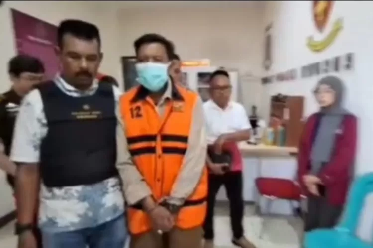 Kejari Kabupaten Sukabumi mengamankan tersangka kasus dugaan korupsi anggaran pemeliharaan kendaraan sampah. (Ist)