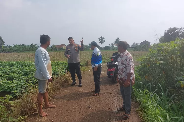 Polsek Dramaga saat meninjau lokasi kejadian begal yang menimpa driver ojol di Desa Petir, Kecamatan Dramaga, Selasa, 15 Juli 2025. (Polsek Dramaga)