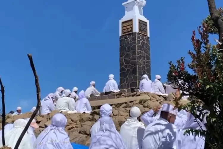 Rombongan Baju Serba Putih di Puncak Gunung Lawu ( Istimewa)
