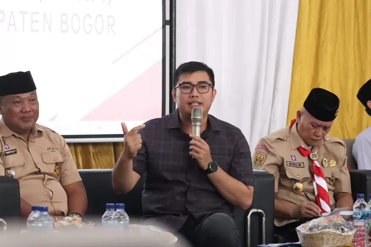 Ketua DPRD Kabupaten Bogor Sastra Winara saat reses di Aula Gedung Serbaguna Desa Koleang, Kecamatan Jasinga, Kabupaten Bogor pada Senin, 14 Juli 2025. (DPRD)