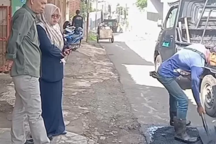 Perbaikan jalan rusak di Kecamatan Warudoyong, Kota Sukabumi. (Ist)