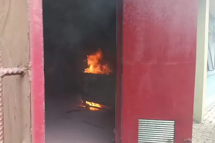 Kondisi kebakaran yang melanda ruang panel di Rusunawa Cibuluh Bogor.  (Dok Damkar Kota Bogor)