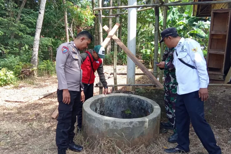 Sumur tua tempat ditemukannya mayat lansia di Desa Pangumbahan, Kecamatan Ciracap, Kabupaten Sukabumi. (Ist)