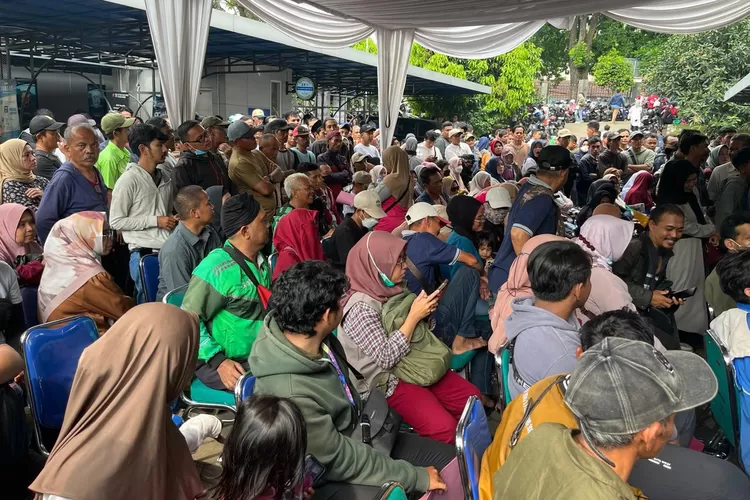 Warga saat antre mengikuti program pemutihan pajak kendaraan bermotor di Samsat Cibinong, Kabupaten Bogor, Rabu, 16 Juli 2025. (Riza)