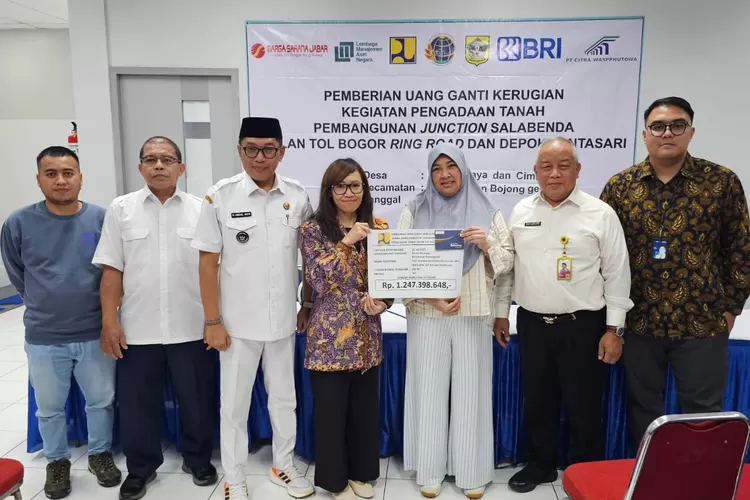 Warga Desa Cimanggis, Bojonggede, Kabupaten Bogor saat menerima pencairan uang ganti rugi pembebasan lahan pembangunan Tol Desari dan Tol BORR. (Mulya Diva)