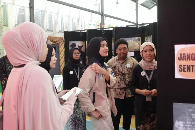 Mahasiswa dalam UKM Universitas Djuanda menghadirkan pameran foto bertajuk Kapur Kala Senja, hadirkan memori masa kecil lewat lensa (Haikal/Magang/Metropolitan)