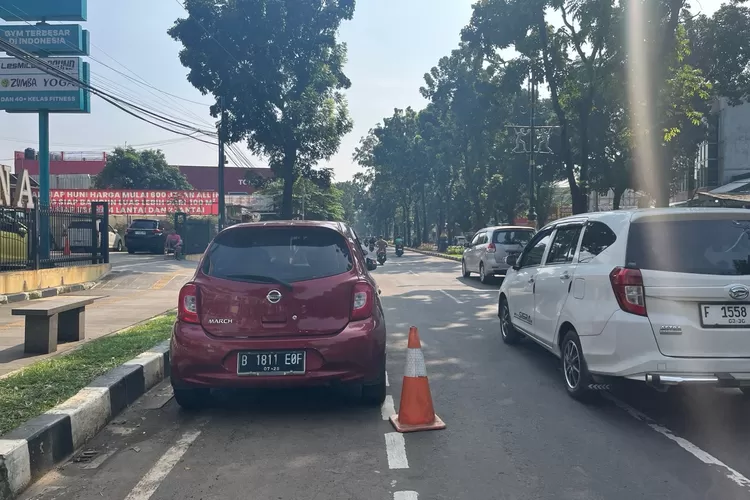 Jalur sepeda di jalur menuju Stadion Pakansari Cibinong, Kabupaten Bogor dipenuhi parkir liar. (Riza)
