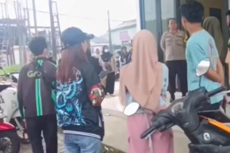 Warga menggeruduk kantor cabang Omnicom Group (OMC) di Desa Jampang, Kecamatan Kemang, Kabupaten Bogor, Jumat, 11 Juli 2025 karena merasa tertipu. (Tangkapan layar IG Info Parung)