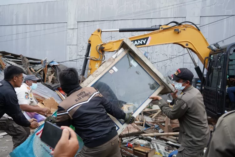 Satpol PP Kabupaten Bogor membongkar PKL dan bangunan liar di Terminal Cibinong, Kamis, 17 Juli 2025. (Satpol PP)