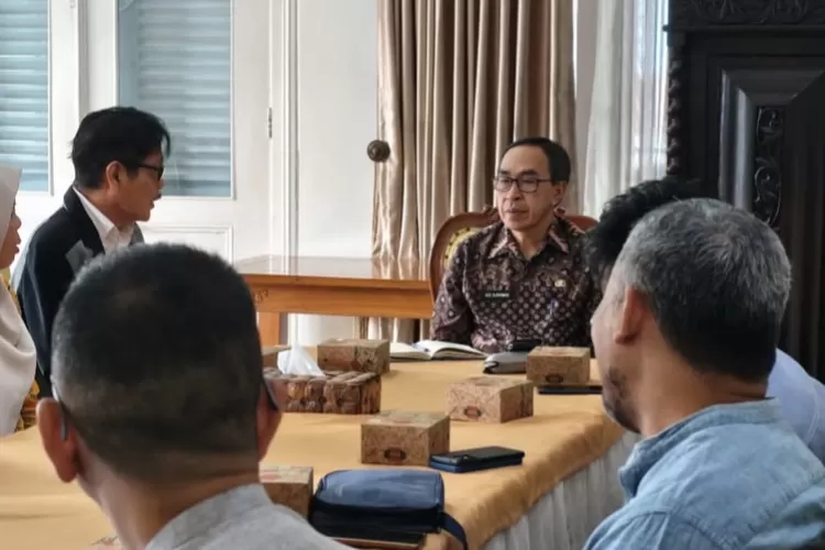 Sekda Kabupaten Sukabumi Ade Suryaman saat menerima audiensi jajaran Politeknik Sukabumi di Pendopo, Jumat, 18 Juli 2025. (Ist)