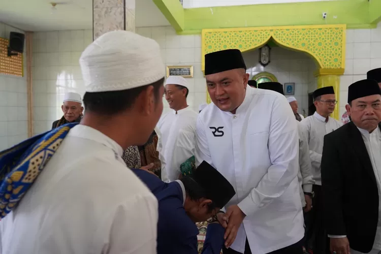 Bupati Bogor Rudy Susmanto melaksanakan Jumling di Masjid Al Fudhola, Kelurahan Karadenan, Kecamatan Cibinong, Kabupaten Bogor, Jumat, 18 Juli 2025. (Diskominfo)