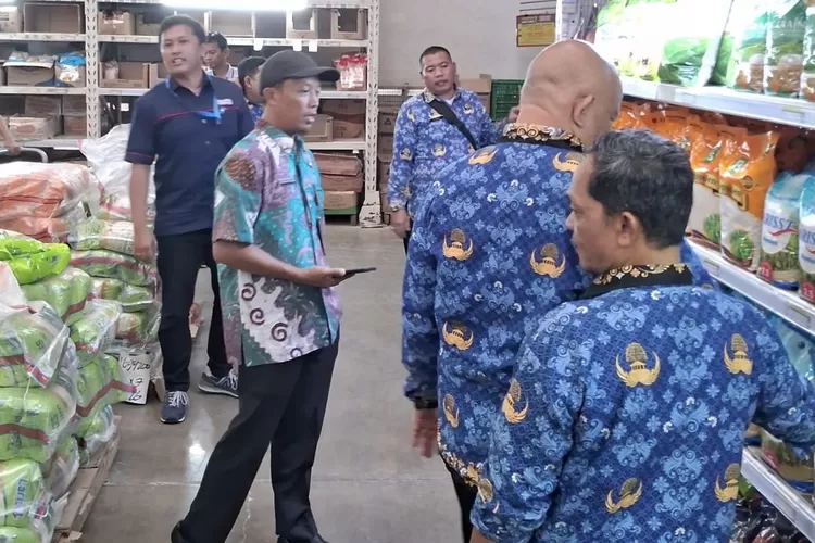 Disdagin Kabupaten Bogor bersama pengawas Kemetrologian saat sidak beras oplosan di sejumlah toko modern di wilayah Cibinong, Kamis, 17 Juli 2025. (Disdagin Kabupaten Bogor)
