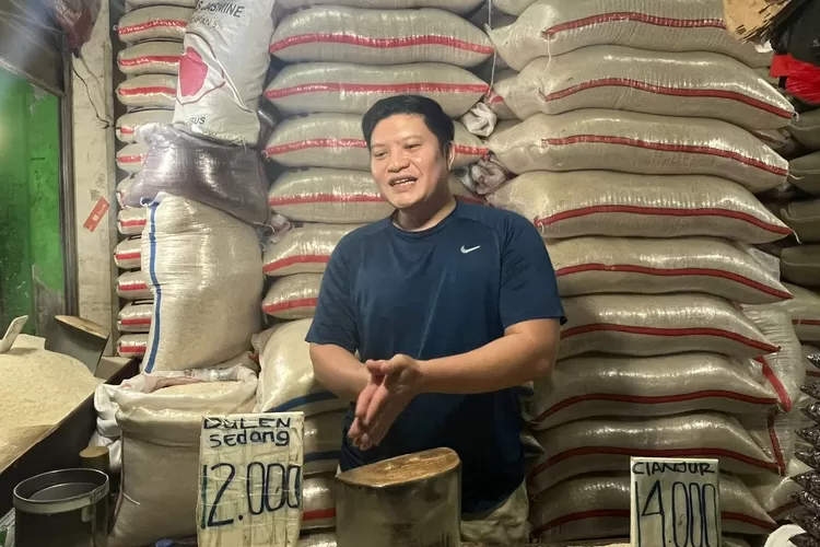 Pedagang beras di Pasar Cibinong, Kabupaten Bogor. (Riza)