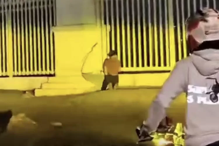 Unggahan akun Instagram @_bemskuy yang memperlihatkan pasangan muda-mudi memadu kasih di area Stadion Pakansari, Cibinong, Kabupaten Bogor. (Tangkapan layar IG @_bemskuy)