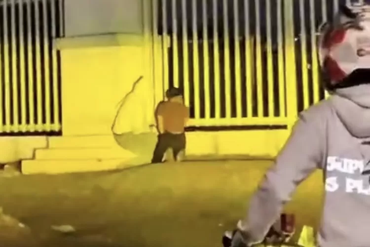 Unggahan akun Instagram @_bemskuy yang memperlihatkan pasangan muda-mudi memadu kasih di area Stadion Pakansari, Cibinong, Kabupaten Bogor. (Tangkapan layar IG @_bemskuy)