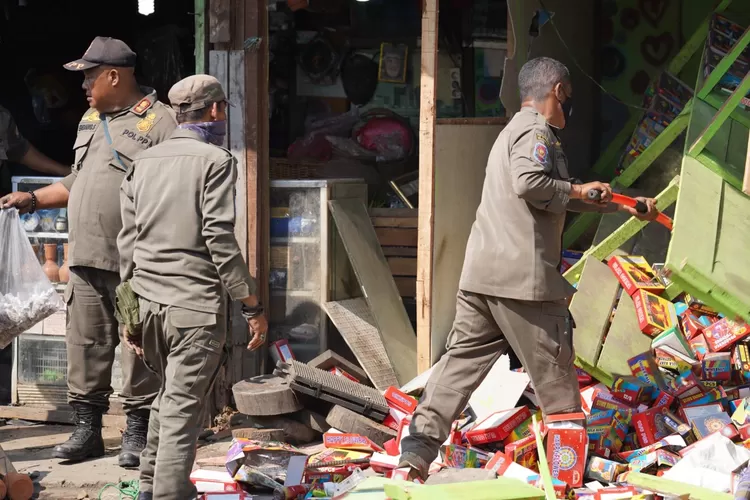 Penertiban PKL di Flyover Cileungsi, Kecamatan Cileungsi Kabupaten Bogor, Senin, 22 Juli 2025. (Satpol PP Kabupaten Bogor)