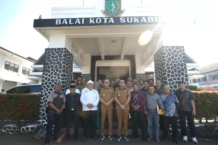 Penyerahan hibah oleh Wali Kota Sukabumi Ayep Zaki&nbsp;di ruang utama Balai Kota Sukabumi, Senin, 21 Juli 2025. (Ist)