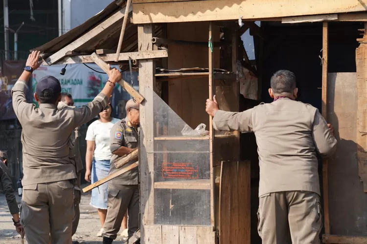 Penertiban PKL di Flyover Cileungsi, Kecamatan Cileungsi Kabupaten Bogor, Senin, 22 Juli 2025. (Satpol PP Kabupaten Bogor)