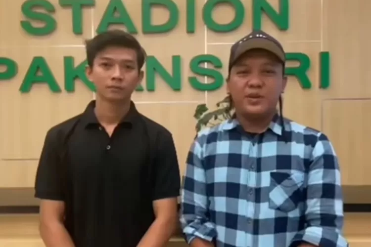 Konten kreator pemilik akun Instagram @_bemskuy (kiri) meminta maaf usai vidio yang diunggahnya viral di Stadion Pakansari. (Ist)