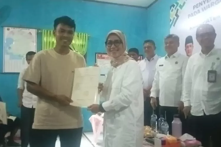 Penyerahan SHM kepada warga transmigrasi lokal oleh Staf Khusus Menteri Hukum dan Reformasi Birokrasi, Iti Octavia Jayabaya, Rabu, 23 Juli 2025. (Ist)