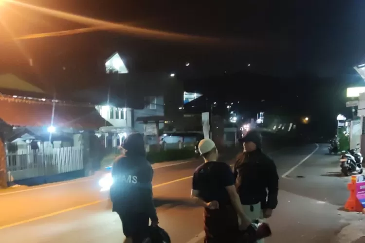 Warga hingga turis Timur Tengah kedapatan membuang sampah sembarangan di Jalur Puncak Bogor. (Ist)